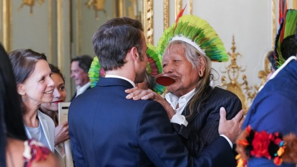 Emmanuel Macron se encontra com Cacique Raoni antes da Cúpula de Paris