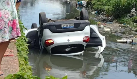 Motorista de app morre após cair com carro em igarapé em Manaus