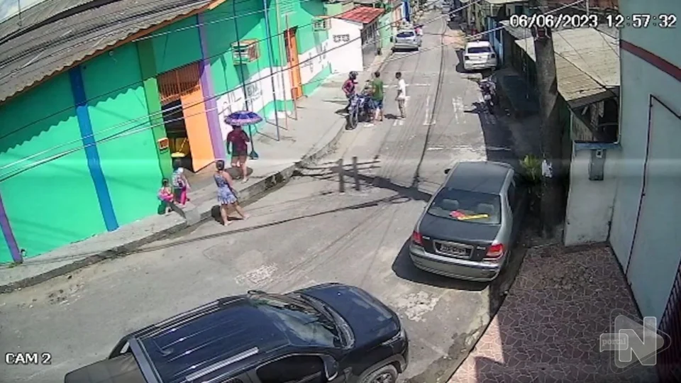 VÍDEO: motorista de app tem moto roubada por dupla na frente de escola em Manaus