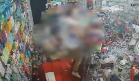 Vídeo: homem é preso após invadir farmácia com carro para tentar matar ex