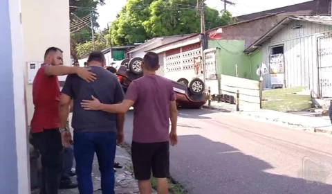 VÍDEO: motorista perde controle e capota em rua da Zona Centro-Oeste de Manaus