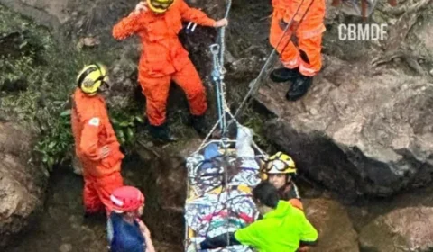 VÍDEO: mulher cai de cachoeira ao fazer rapel e é resgatada por tirolesa no DF