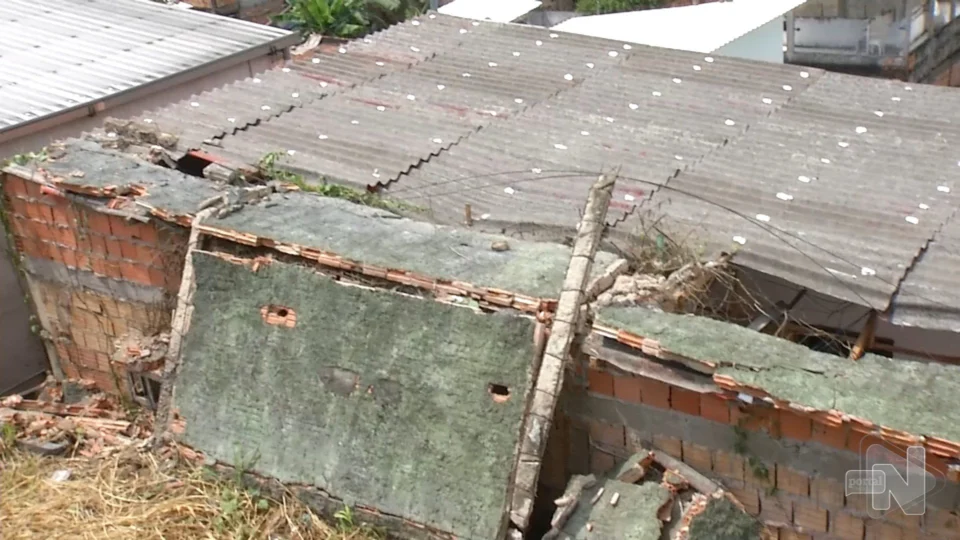 VÍDEO: muro cai em residência e deixa dois feridos na Zona Sul de Manaus