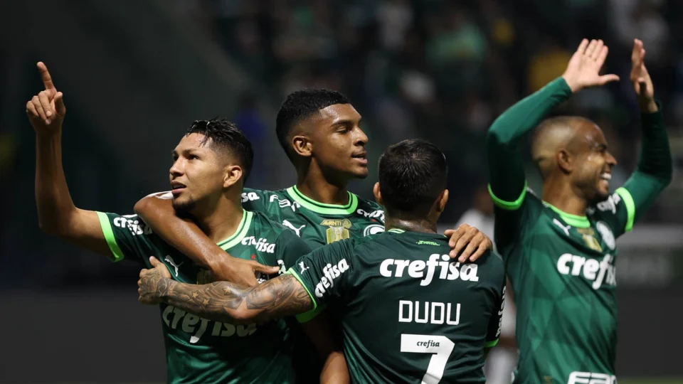 Palmeiras vence Goiás e jogador comemora com ‘dedo do meio’ para torcida