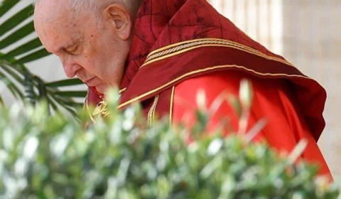 Papa Francisco está sentando em poltrona e trabalhando após cirurgia abdominal