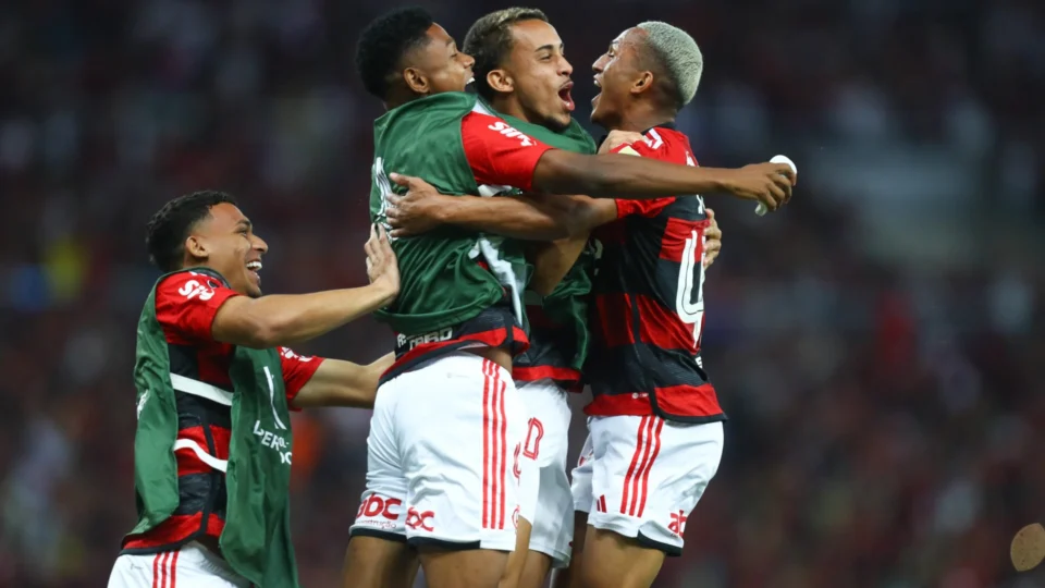 Libertadores: ‘Pratas da casa’ marcam e Flamengo vence o Racing por 2 a 1