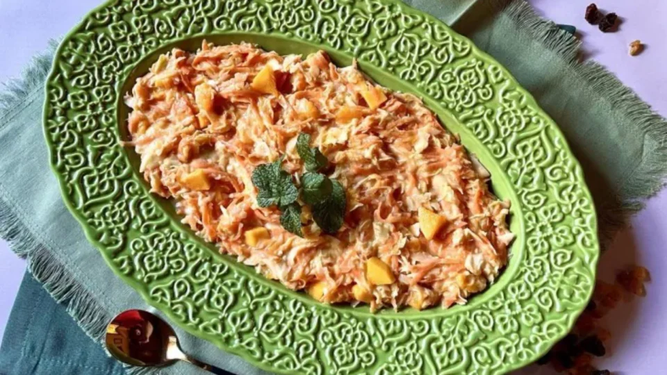 Receita Fácil – Salada de repolho com manga: opção prática pronta em 15 min