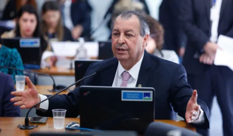 Ministério da Fazenda não quer atrasar arcabouço fiscal, diz Omar Aziz