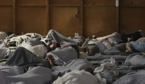 Naufrágio de embarcação com refugiados deixa 78 mortos em região da Grécia