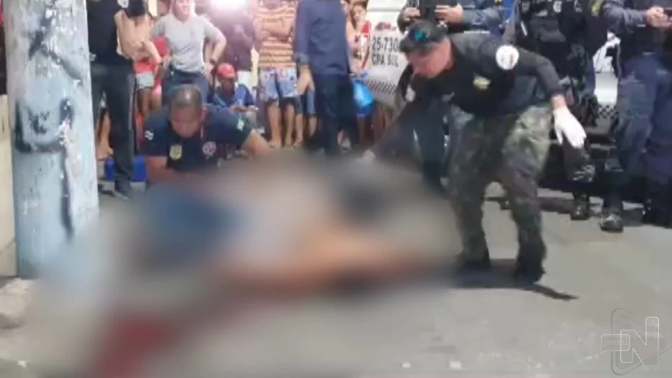 VÍDEO: suspeitos em carro matam taxista com 15 tiros na Zona Sul de Manaus
