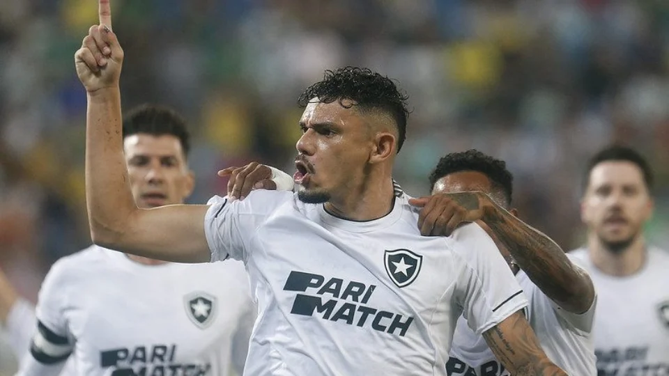 Botafogo vence o Cuiabá e é líder isolado; Vasco perde para o Goiás em casa