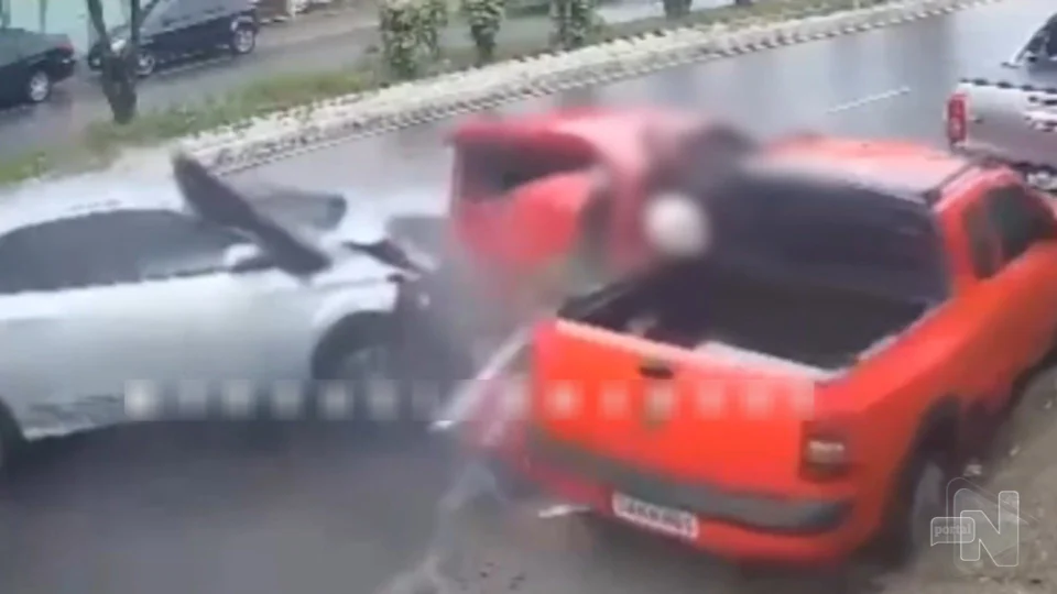 VÍDEO: vítima quase é esmagada em acidente envolvendo três veículos em Manaus