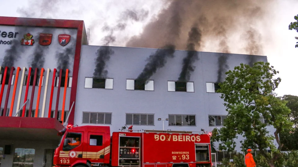 Incêndio de grandes proporções atinge escola particular em Palmas-TO