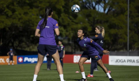 Copa 2023: Marta leva pancada em treino da seleção brasileira