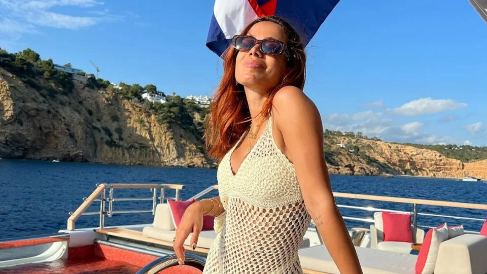 Anitta diz que clima da Coreia do Sul é igual ao de Manaus em rede social