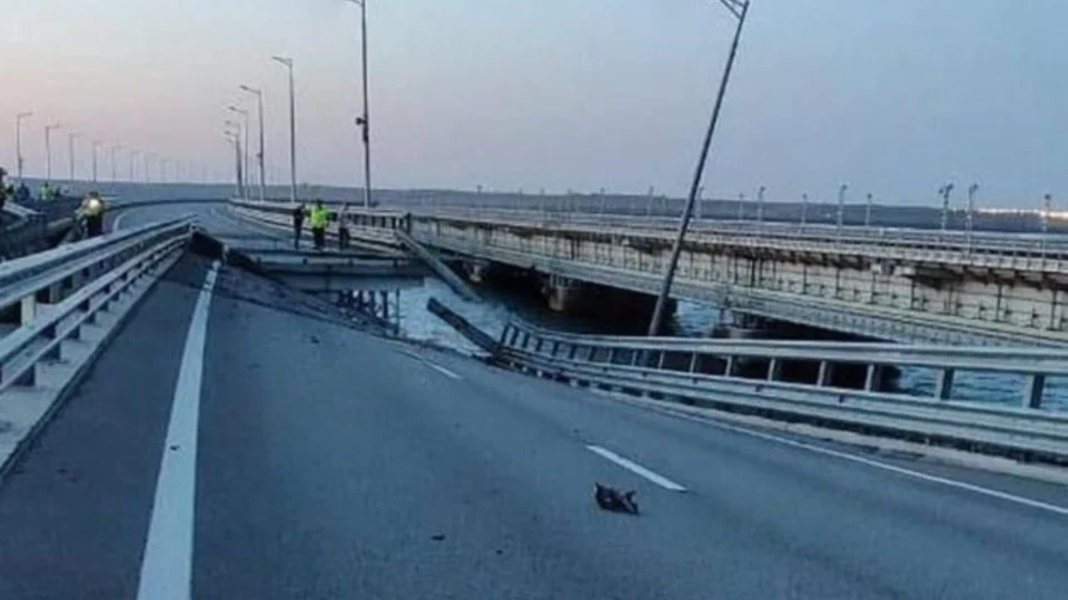 Ataques em ponte que liga Rússia à Crimeia deixa 2 pessoas mortas