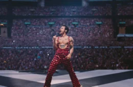 Cantor Harry Styles é atingido por objeto durante show na Áustria