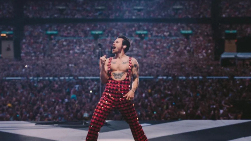 Cantor Harry Styles é atingido por objeto durante show na Áustria