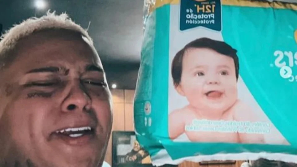 Pegou mal: reação de MC Ryan durante chá revelação da filha viraliza na web