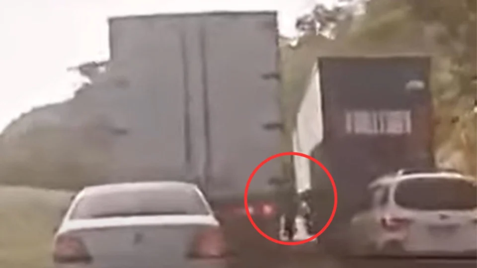 Vídeo: ciclista sobrevive após ser prensado entre dois caminhões no RJ