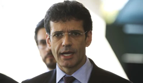 Deputado do PL quer proibir Lula de usar vermelho na logo do Governo Federal