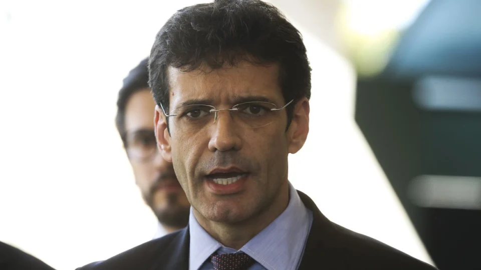 Deputado do PL quer proibir Lula de usar vermelho na logo do Governo Federal