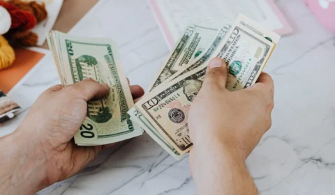 Dólar encerra semestre de 2023 com recuo de 9,28% no Brasil