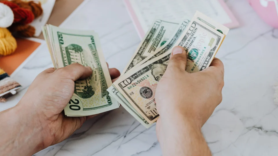 Dólar encerra semestre de 2023 com recuo de 9,28% no Brasil