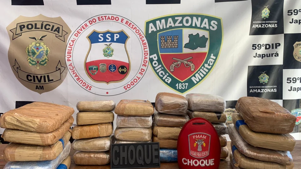 Dupla é presa com 32 kg de drogas no aeroporto de Japurá-AM