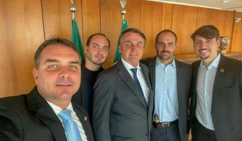 Família Bolsonaro usou aviões da FAB para compromissos privados