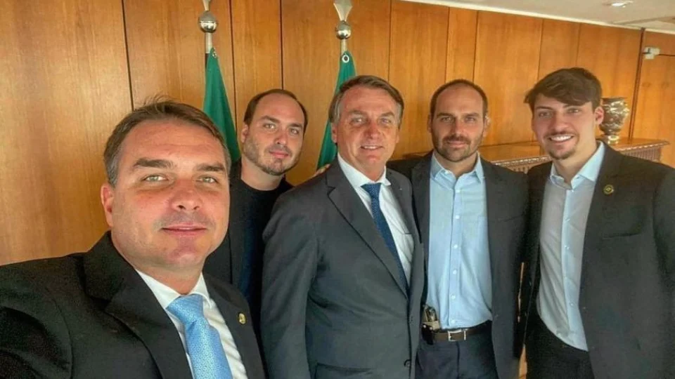Família Bolsonaro usou aviões da FAB para compromissos privados