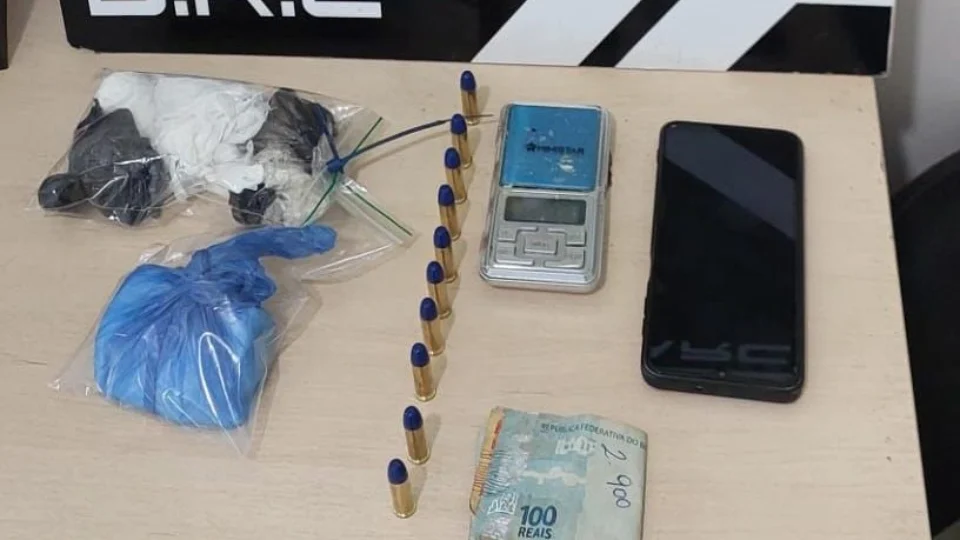 Homem é preso com 9 trouxas de cocaína e munições em Roraima