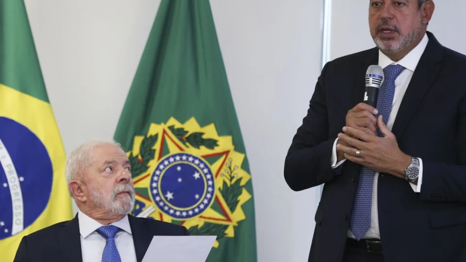 Por telefone, Lula e Lira discutem ministérios que vão para Centrão