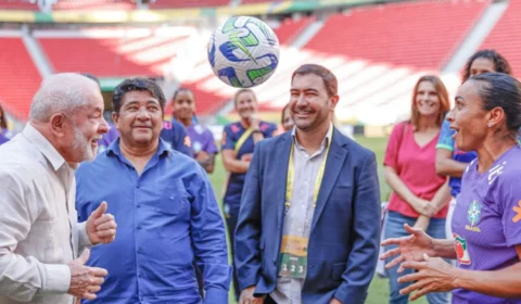 Lula visita treino da seleção feminina e defende Copa em 2027 no Brasil