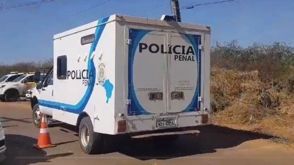 Agente penal é liberado por detentos em rebelião que já dura mais de 24h no Acre