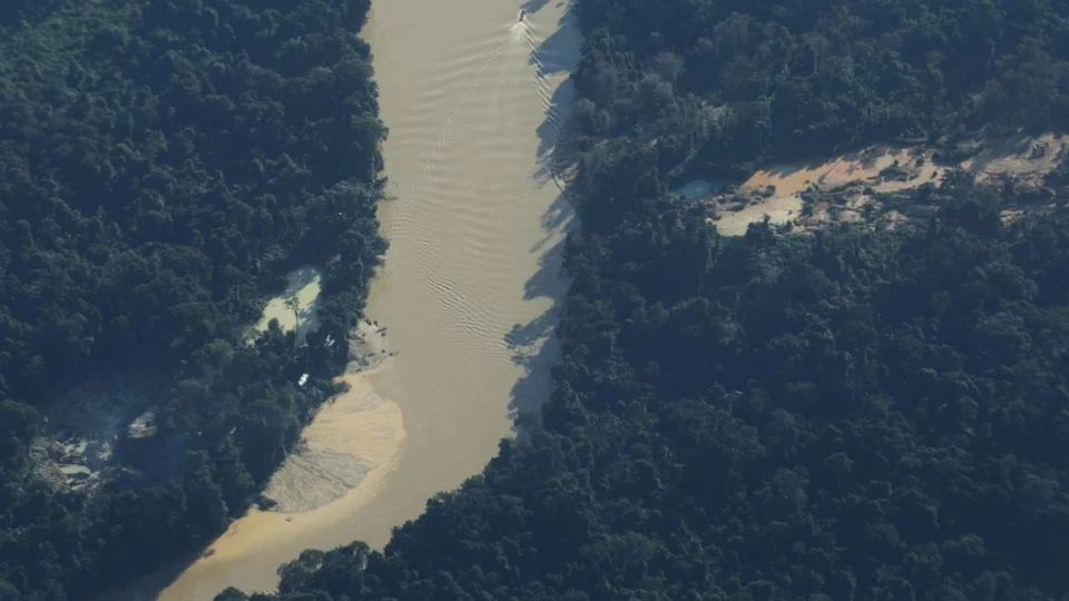 Garimpeiro se entrega à Força Nacional na Terra Yanomami, em RR