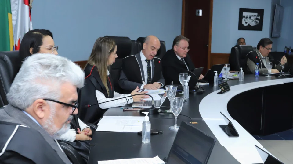 TCE-AM multa prefeito de Borba por negligência em serviços médicos à população