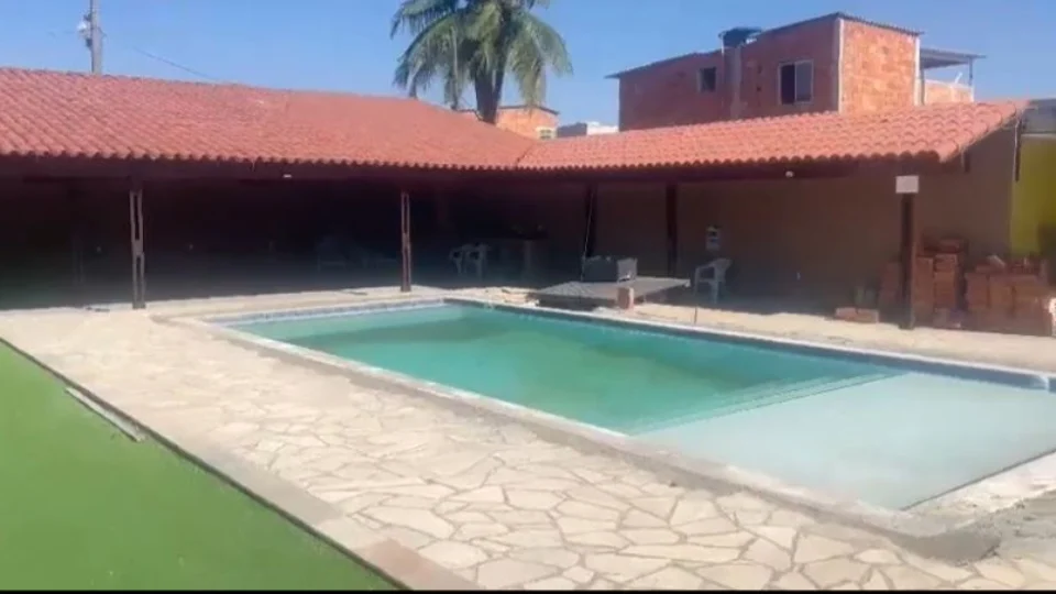 VÍDEO: PM localiza mansões luxuosas do tráfico dentro de comunidade no RJ