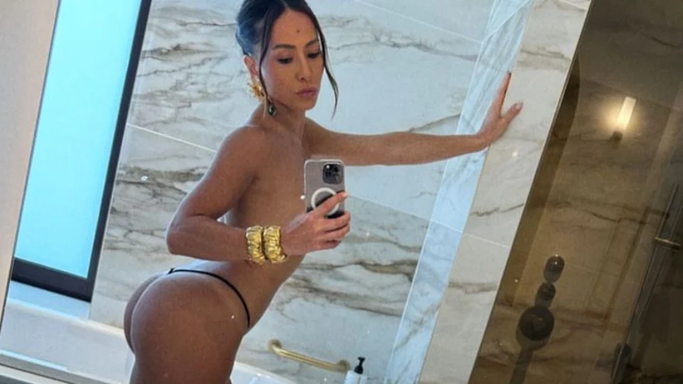 Sabrina Sato posta foto sensual no banheiro de hotel em Roma