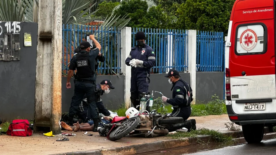 Motoboy fica gravemente ferido após colidir em poste, em Boa Vista-RR