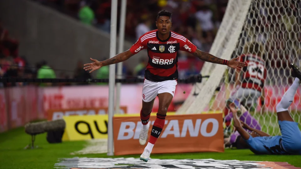 De virada, Flamengo vence o Athletico-PR e abre vantagem nas oitavas da Copa do Brasil