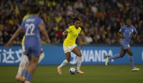 Em jogo nervoso, Brasil mantém tabu diante da França e perde por 2 a 1