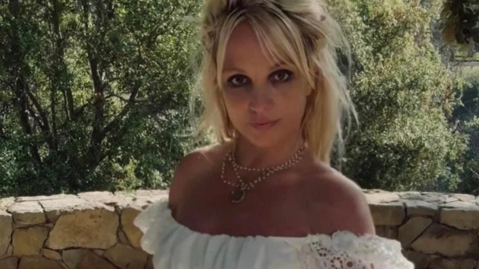 Britney Spears é derrubada no chão por segurança após não ser reconhecida