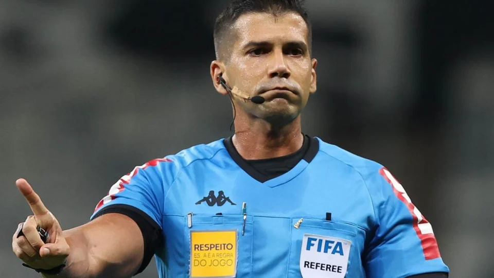 CBF afasta árbitro após verificar erro no jogo entre Santos e Goiás
