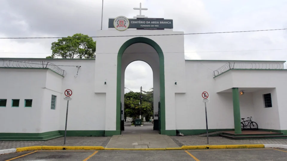 Crânios de cadáveres são furtados de cemitério no litoral de São Paulo