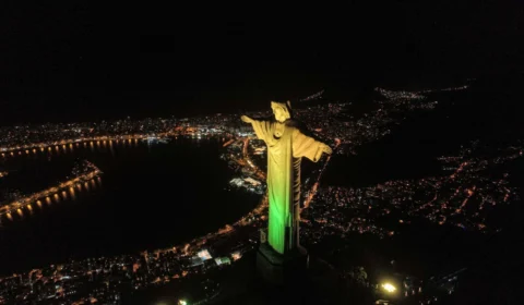 De verde e amarelo, Cristo Redentor homenageia Seleção Feminina na Copa