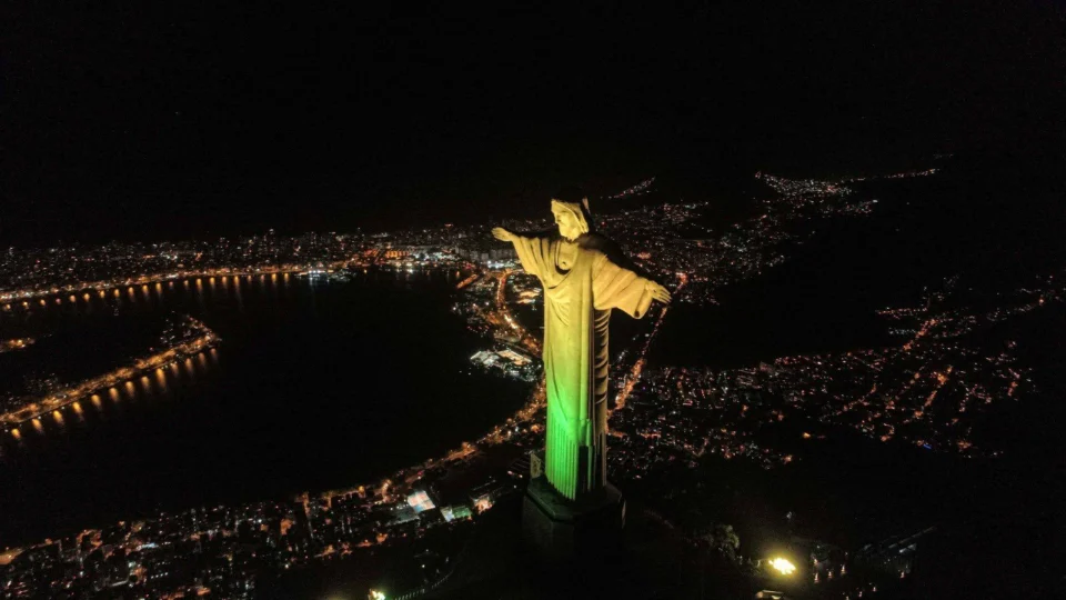 De verde e amarelo, Cristo Redentor homenageia Seleção Feminina na Copa
