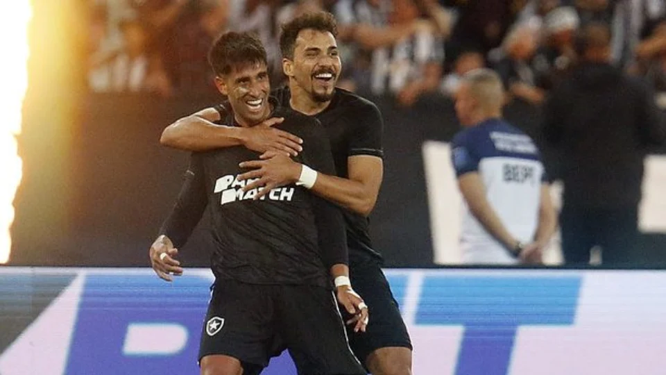 Brasileirão: Líder, Botafogo vence o Bragantino por 2 a 0 e segue invicto como mandante