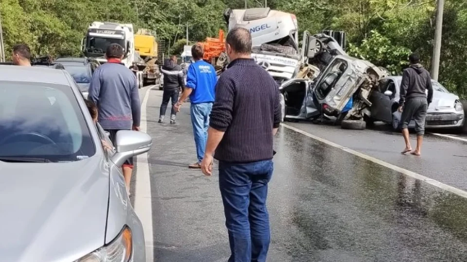 Engavetamento de caminhão e mais 15 carros deixa feridos em estrada do PR
