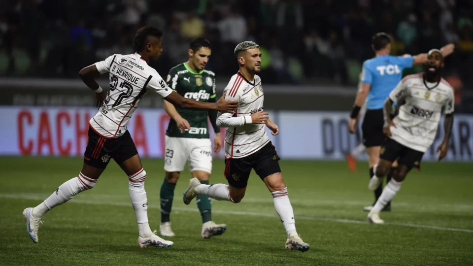 Brasileirão: Em briga direta no G4, Flamengo arranca empate do Palmeiras